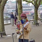 Nile Rodgers déguisé en musicien de rue chante Daft Punk