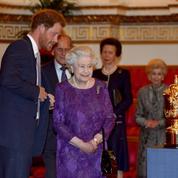 La reine Elizabeth reçoit Thierry Dusautoir au palais de Buckingham