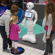 Pepper, le robot humanoïde qui accompagne les clients de Carrefour