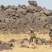 Aux frontières du Mali, l'armée française ratisse le désert