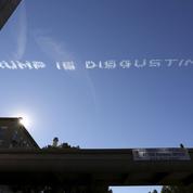 Des slogans anti-Trump dans le ciel de Californie