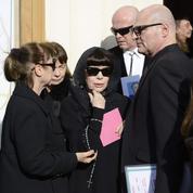 De nombreux fans soutiennent Mireille Mathieu aux obsèques de sa mère