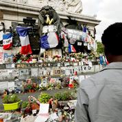 Attentats de Paris : le nettoyage du mémorial de la place de la République a commencé