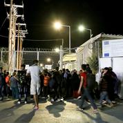 Grèce : des milliers de migrants fuient après l'incendie d'un camp sur l'île de Lesbos