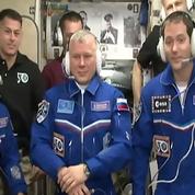 Et le Français Thomas Pesquet entra dans la Station spatiale internationale