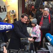 La prudente opération de tractage de Manuel Valls à Paris