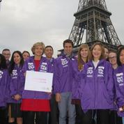 Qui sont ces «gilets violets» qui arpentent les sites touristiques de Paris ?
