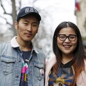 Kunga et Tenzin, jeunes réfugiés politiques tibétains, aujourd'hui vendeurs chez Zara