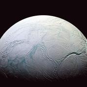 Des sources hydrothermales dans les océans d'Encelade