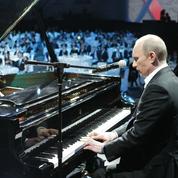 Vladimir Poutine joue au pianiste, en attendant le président chinois