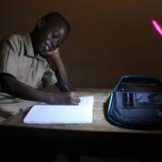 Un cartable solaire pour éclairer les écoliers ivoiriens