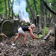 De jeunes Européens volent au secours du plus grand cimetière juif d'Europe à Varsovie