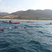 Des membres d'Emmaüsen kayak et à la nage dans le détroit de Gibraltar pour les migrants