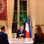 Emmanuel Macron adoucit le ton mais garde le cap