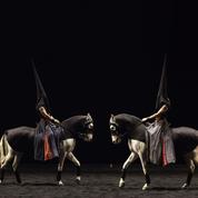 Requiem à la Grande halle de La Villette avec écuyers et chevaux menés à la baguette