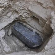 Un mystérieux sarcophage noir, vieux de 2000 ans, découvert à Alexandrie