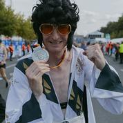 Il bat le record du monde du marathon déguisé en Elvis Presley