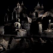 Under the Full Moon :cent dix clairs de lune à Borobudur