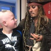 Johnny Depp joue Jack Sparrow pour les enfants malades de l'Institut Curie