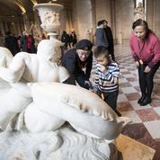 Touristes chinois : au Louvre, petite leçon d'art occidental en famille