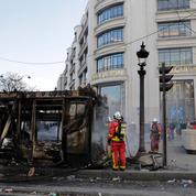 «Gilets jaunes»: incompréhension après les attaques de kiosques à journaux sur les Champs-Élysées