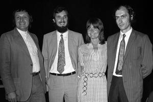 Les architectes de gauche à droite: Richard Rodgers, Renzo Piano, madame Rodgers, et Gianfranco Franchini en 1971.