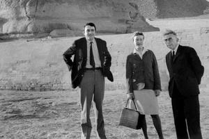 Le réalisateur Claude Lanzmann aux côtés de Simone de Beauvoir et Jean-Paul Sartre en Égypte en 1967.