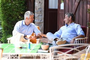 Un président et son successeur au repos, au cap Nègre, Laurent Wauquiez est devenu, mardi, président des Républicains.