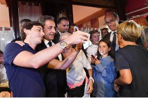 À la sortie d'un restaurant italien lundi où Nicolas Sarkozy a dîné avec se sproches, notamment Eric Woerth, secrétaire général du parti.