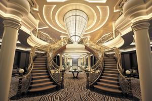 L'esprit des transatlantiques d'autrefois est le credo de la Cunard, qui devrait lancer en 2022 un 4e paquebot. Élégance et raffinement également à bord du Regent Seven Seas Explorer.