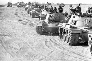 Guerre du Kippour 1973: une colonne de chars israéliens fait un arrêt dans sa marche vers le front égyptien.