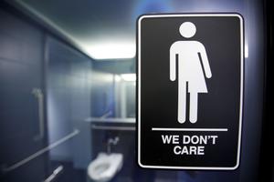 Logo demandant l'installation de toilettes transgenres, en Caroline du Nord.