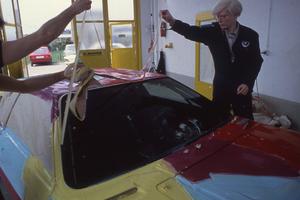 Warhol a peint directement sur la voiture sans passer par l'épreuve du dessin ou de la réalisation d'une maquette.