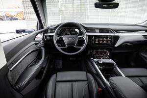 Ergonomique et bien fini, l'intérieur de l'Audi électrique est conforme aux standards de la marque aux anneaux. La petite caméra qui remplace le rétroviseur fait gagner un point de Cx (0, 27 au lieu de 0, 28). L'affichage de la rétrovision se trouve sur deux écrans placé en haut du garnissage de chaque portière.