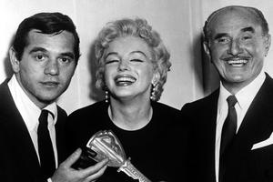 À gauche, Milton H. Greene aux côtés de Marilyn Monroe et du producteur Jack Warner.