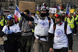 Street Medics Gilets Jaunes Et Anonymous Fca Team