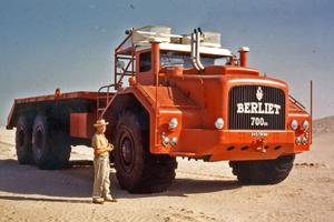 Le Berliet T100 a été acheminé par convoi exceptionnel depuis le musée de la marque.