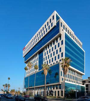 Situés sur Sunset Boulevard, les bureaux de Netflix se dressent à Los Angeles comme un défi lancé à l'industrie américaine du cinéma.