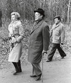 Willy Brandt et sa femme Rut suivis de Günter Guillaume, à Bonn en 1973.
