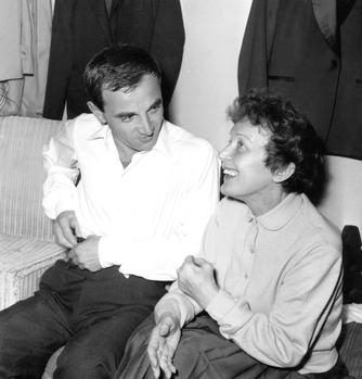 Edith Piaf vino a felicitar a Charles Aznavour después de su show en la Alhambra de París el 9 de octubre de 1958.