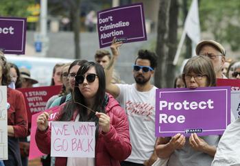 Des manifestants pro-IVG à Seattle protestent contre la nomination de Brett Kavanaugh à la Cour suprême.