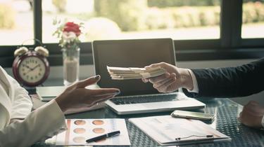 Le bonheur au travail commence avec un bon salaire