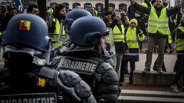 Angoisse, absence et menaces... Les familles de forces de l'ordre sont à bout