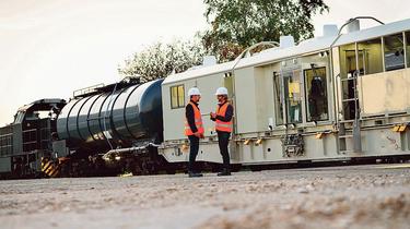 Un train désherbeur pour épandre un peu moins de glyphosate sur les voies