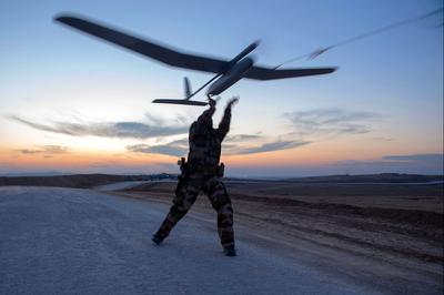 Des drones ont été utilisés pour localiser des positions de l'Etat islamique près de Mossoul. Reportage sur les forces spéciales françaises, décembre 2016.