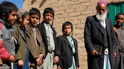 Des enfants appartenant à la communauté juive du Yémen dans les rues de Raydah, en 2008.
