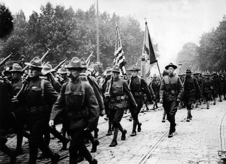 Troupes americaines en marche vers Paris, en 1917.