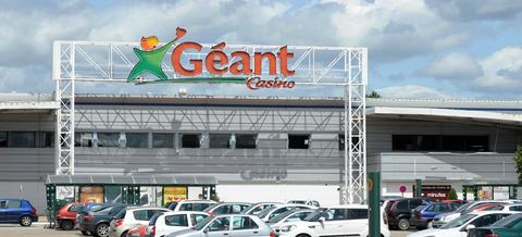 Outre une quinzaine d'hypermarchés Géant supplémentaires, une centaine d'autres magasins déficitaires du groupe pourraient aussi être vendus, passés en franchise ou fermés dans le courant de l'année.