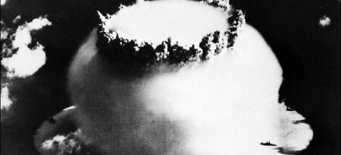 La bombe nucléaire est notre nouveau sacré, en ce sens qu'elle contient la violence: elle est la violence et elle l'empêche.