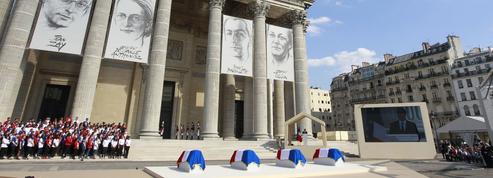 Au Panthéon, quatre cercueils drapés de bleu-blanc-rouge